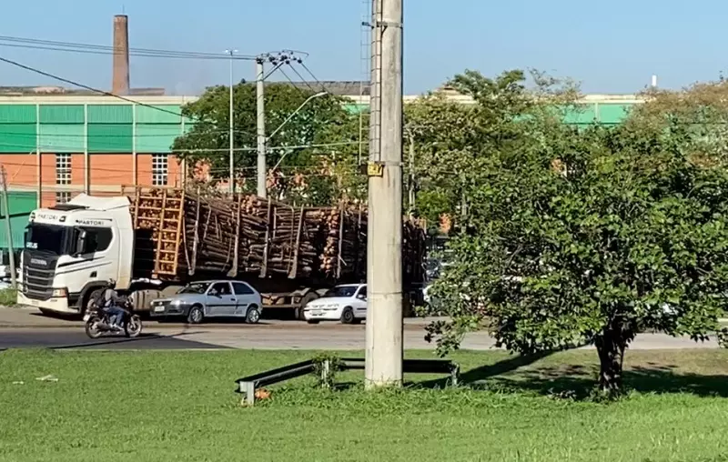 Caminhão Carregado de Madeira Tombou e Parou Trânsito em Avenida de Piracicaba