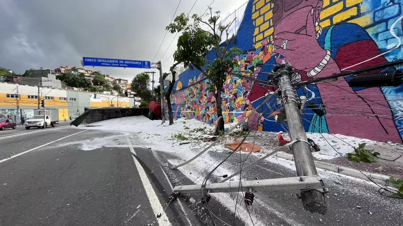 Caminhão Carregado de Urea Tombou e Interditou Avenida em Vitória | ES