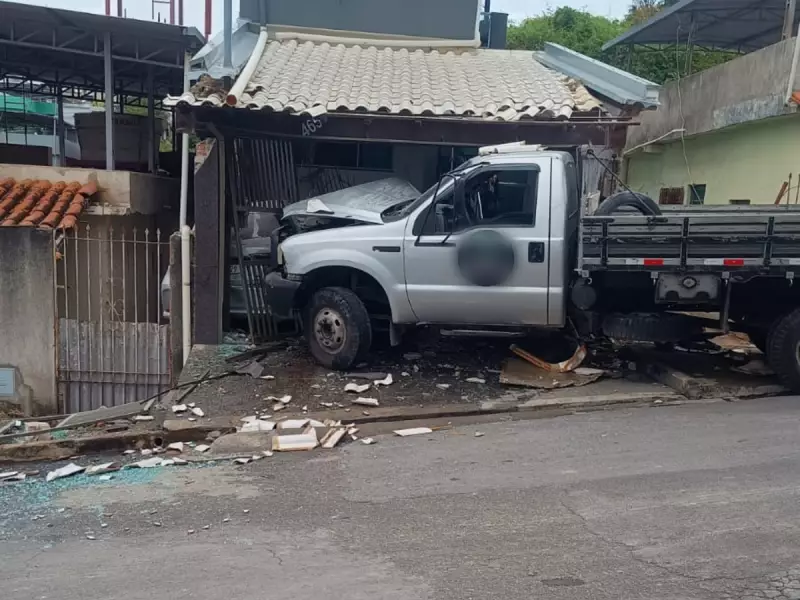 Caminhão Desgovernado Causa Destruição em MG: Ajudante Esbarra no Freio de Mão e Veículo Invade Casas