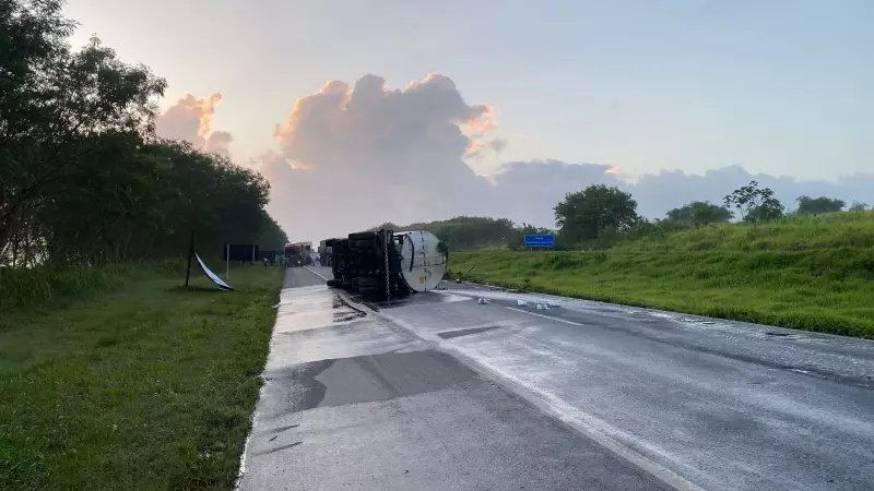 Caminhão-tanque tomba e interdita rodovia na Bahia: trânsito caótico e risco ambiental