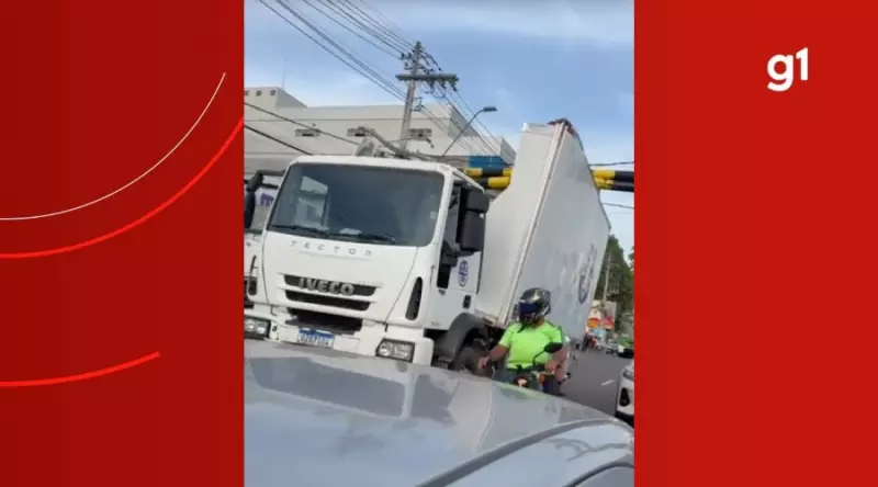 Caminhão tem baú destruído ao bater em limitador de altura em Manaus; veja o vídeo impressionante