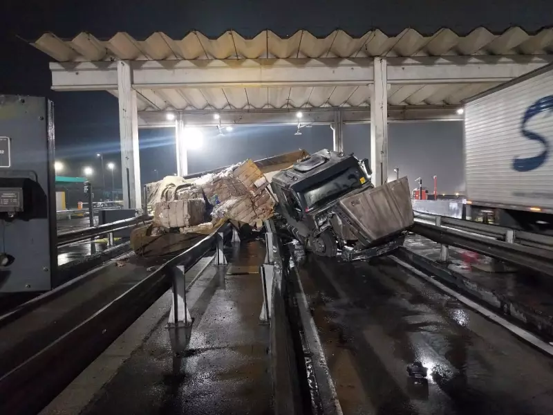 Caminhão Tomba em Praça de Pedágio no Paraná e Assusta Motoristas