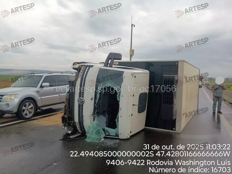 Caminhão Tomba na Washington Luís: Motorista Fica Ferido em Acidente Grave em Cordeirópolis