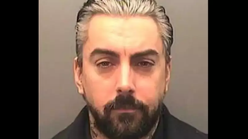 Cantor Condenado por Crimes Sexuais Encontra Fim Trágico ao Ser Esfaqueado na Prisão