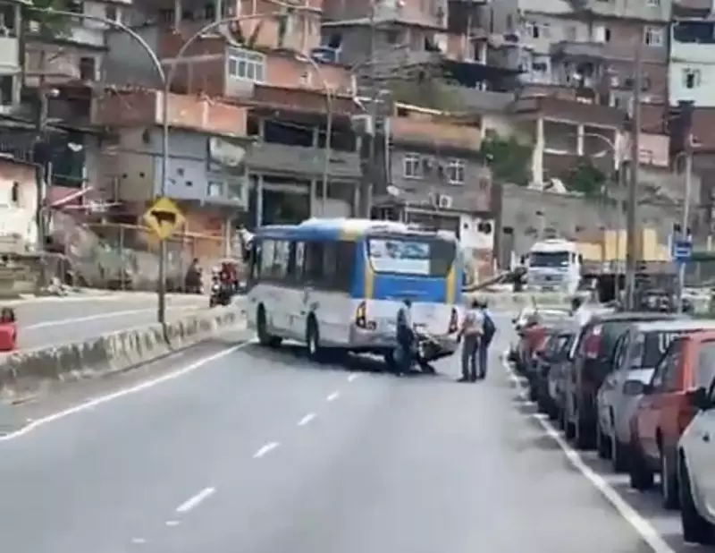 Caos no Rio: Criminosos bloqueiam vias expressas e paralisam a cidade