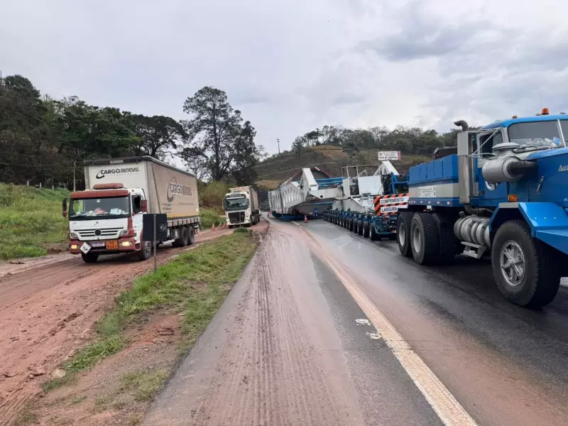 Carga Extrema na Fernão Dias: Megacarreta com Estrutura de 85 Metros Paralisa Tráfego em MG