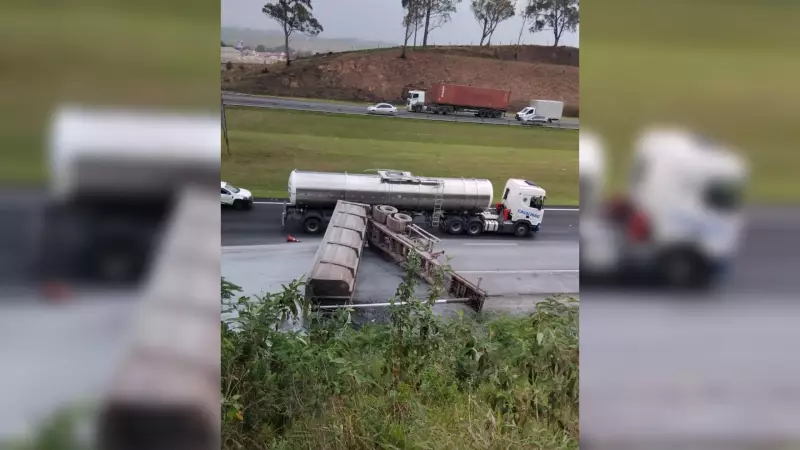 Carreta tomba na Bandeirantes e causa congestionamento monstruoso em Jundiaí | Acidente fecha pistas