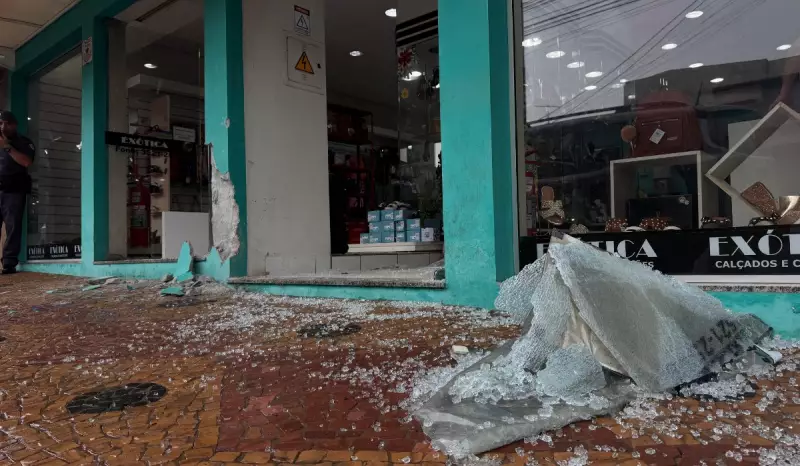 Carro invade calçada e atropela mulher em frente a loja: cena chocante é registrada em vídeo