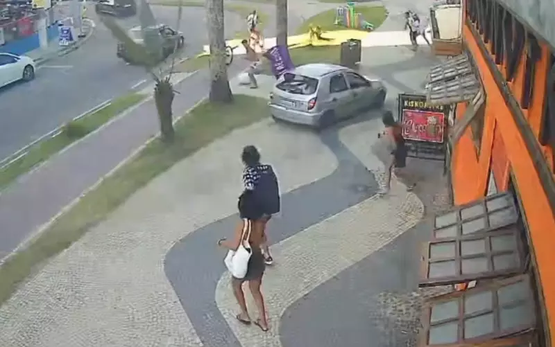 Carro invade calçadão em Caraguatatuba e causa pânico entre pedestres e ciclistas; veja o vídeo