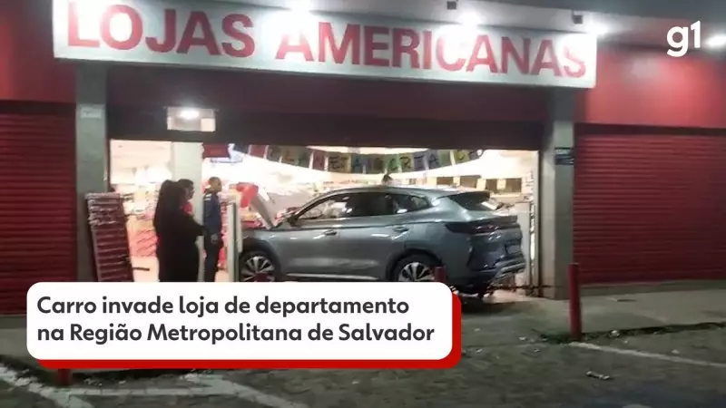 Carro invade loja de departamento na Bahia e causa cena de caos e destruição