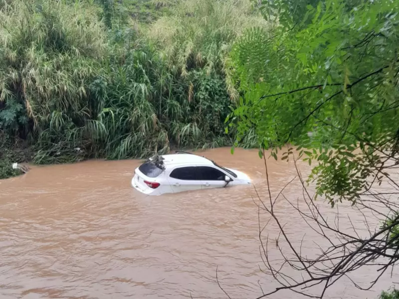 Carro mergulha em rio de Campinas: veículo é resgatado após queda assustadora