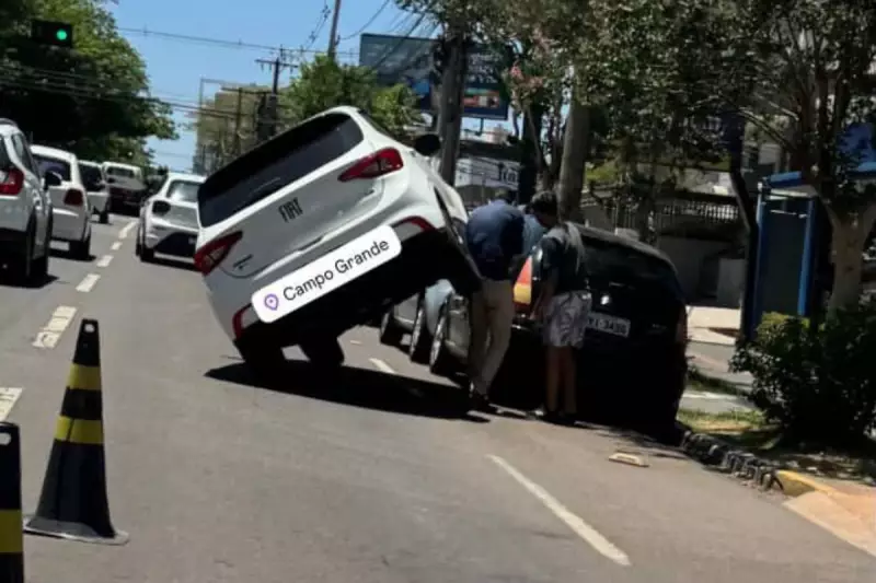 Cena de suspense em Campo Grande: carro fica pendurado sobre outro veículo após motorista perder controle