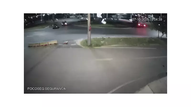 Cena de terror no trânsito: barreira de contenção voa e quase atinge motociclista em Amparo; veja o vídeo
