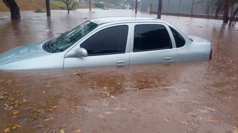 Chuva Intensa em Bauru: Após 110 Dias de Seca, Alagamentos Surpreendem Moradores e Deixam Carro Ilhado