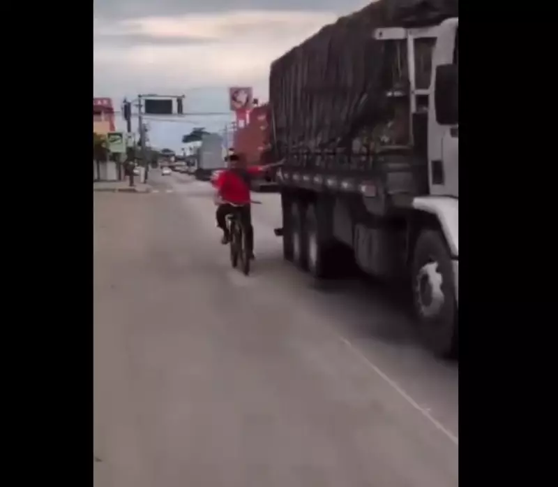 Ciclista arrisca a vida ao ser puxado por caminhão na BR-101 em Campos; vídeo choca