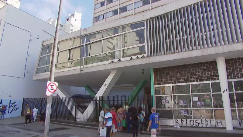 Cliente perde a cabeça e destrói guichê do DETRAN em Juiz de Fora: funcionária agredida
