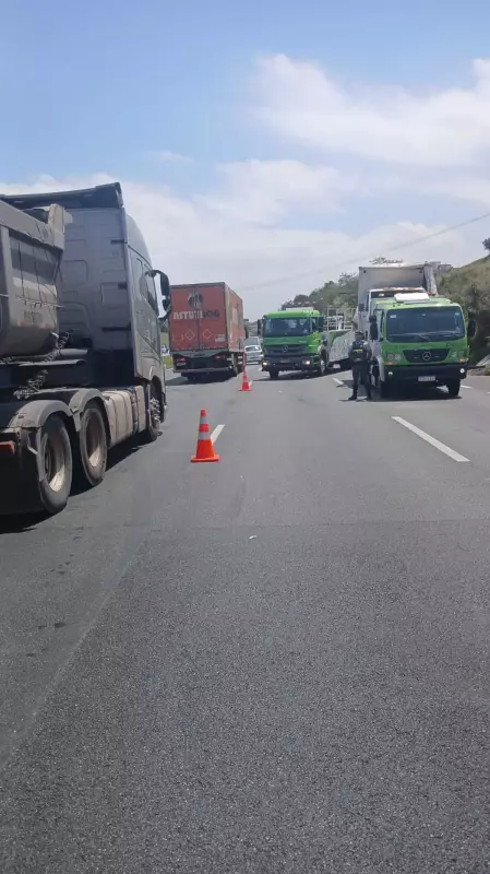 Colisão Entre Caminhões Paralisa Ayrton Senna e Vira Pesadelo para Motoristas em Itaquaquecetuba