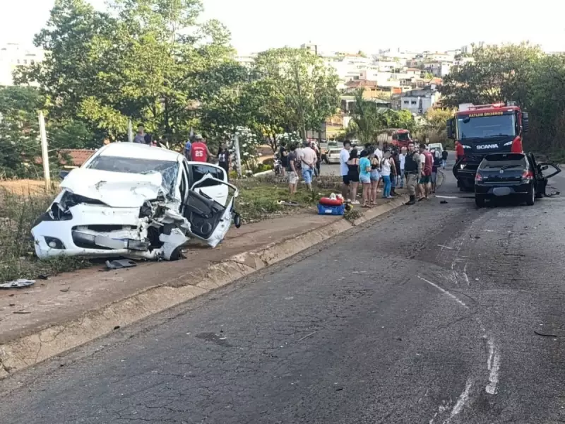 Colisão frontal na BR-352 deixa cinco em estado grave e interdita rodovia em MG