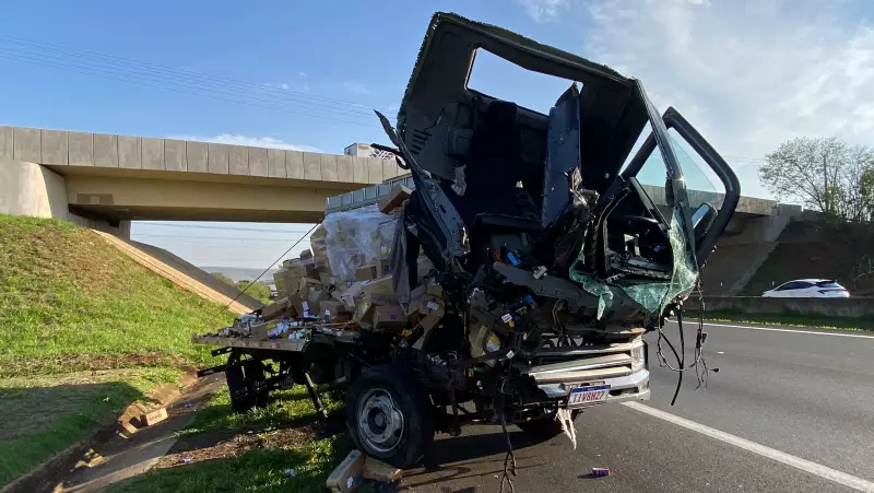 Colisão entre caminhão de medicamentos e carreta de algodão interdita rodovia em Limeira