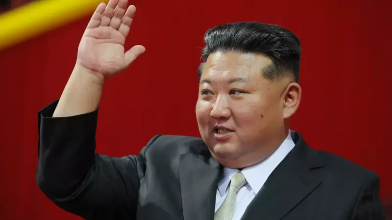 Coreia do Norte Exibe Novo Míssil Intercontinental em Desfile Militar Sob Comando de Kim Jong-un