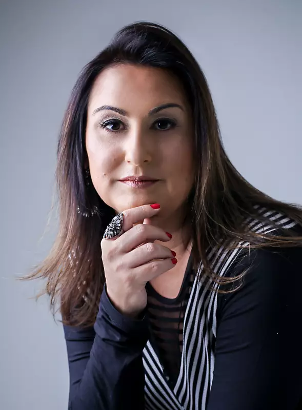 Daniela Arbex conquista o Jabuti 2025: Conheça a autora por trás do emocionante 'Longe do Ninho'