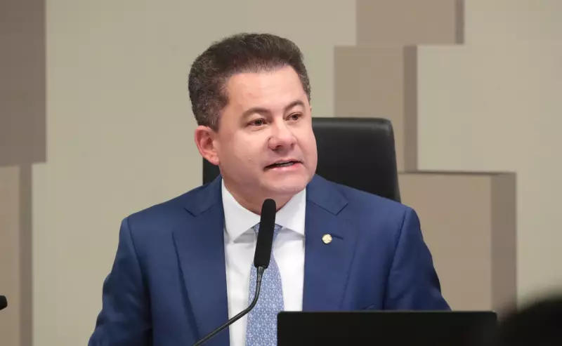 Deputado que orou com Lula rebate críticas de líder do PL: 'Messias no STF' gera polêmica política