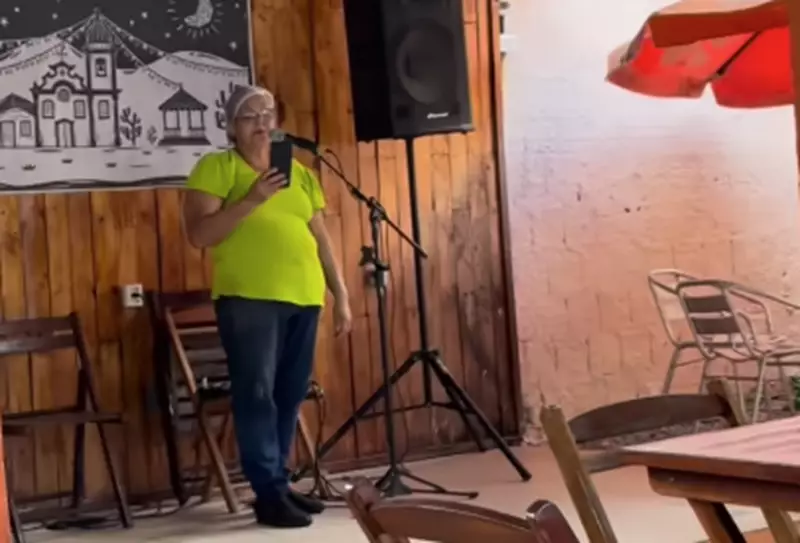 Dona de restaurante emociona Caetano Veloso com cover de 'Sozinho' e vídeo viraliza nas redes