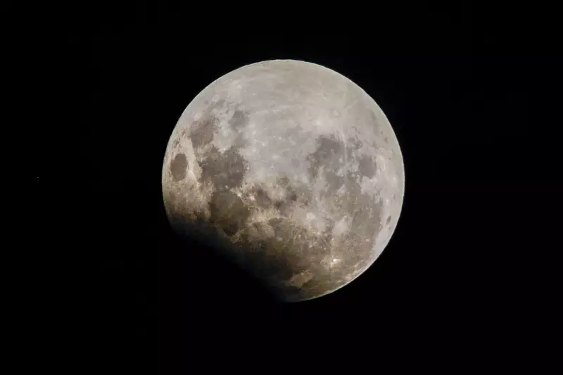 Duas Luas no Céu: Astrônomos Confirmam que a Terra Ganhou um Novo Companheiro Celestial