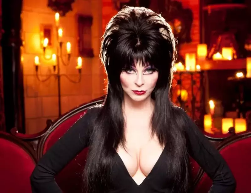 Elvira: A Rainha do Horror Camp que Revolucionou o Halloween Adulto