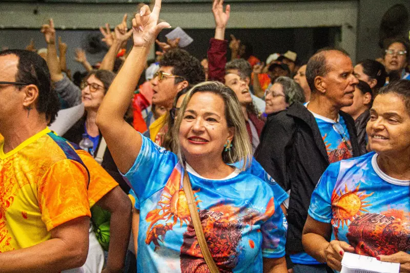 Escola de Samba em Busca de Figurinos para Homenagem a Lula no Carnaval 2025