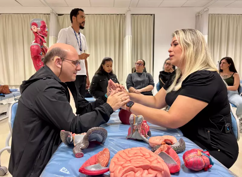 Estudante surdocego conquista diploma em massoterapia com ajuda do 'Supertato': uma lição de superação no interior de SP
