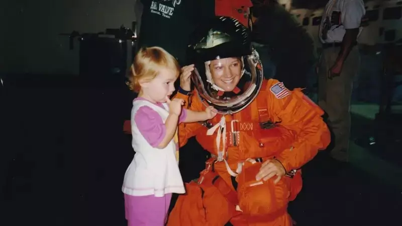 Ex-astronauta da NASA revela: Criar filhos é mais desafiador que comandar ônibus espacial