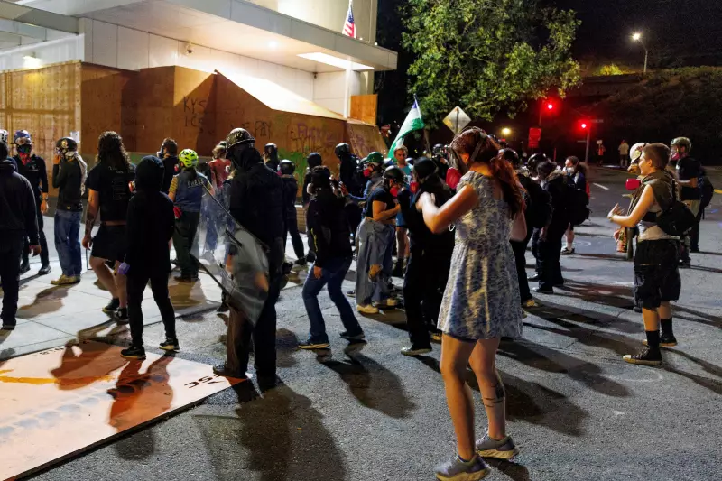 Fake News Exposta: Foto de 'Protesto com Rosquinhas' em Portland é Fraude Digital