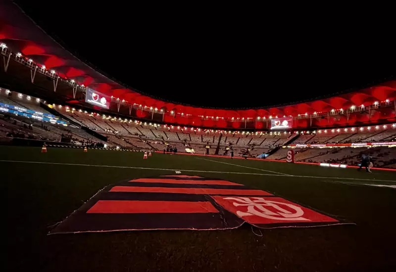 Fake News: Torcida do Flamengo NÃO Estendeu Bandeira Contra Castro e Bolsonaro - Imagem é IA