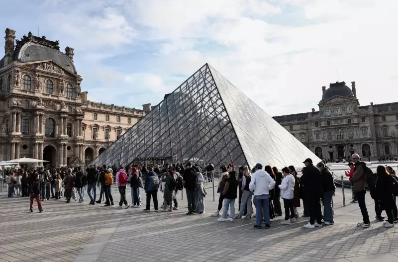 Falha Monumental: Polícia de Paris Admite Erros Graves na Segurança do Louvre Após Roubo