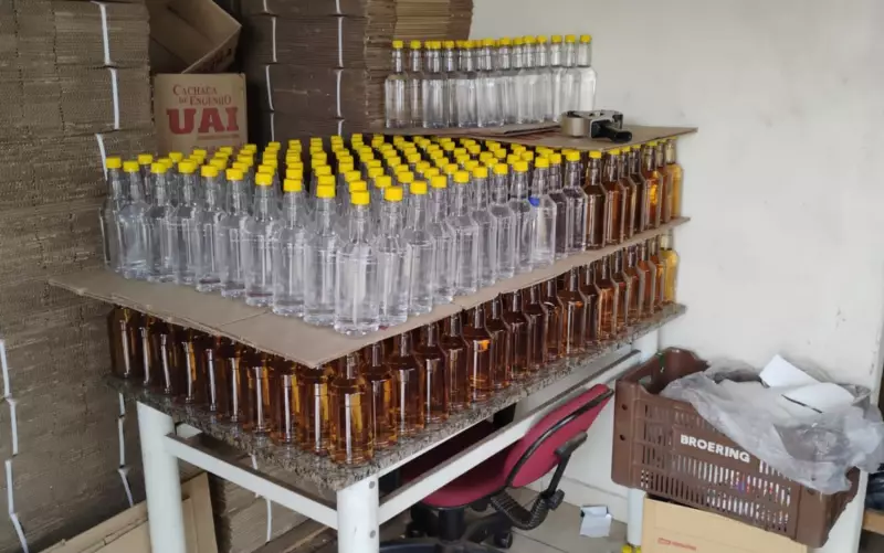 FÁBRICA CLANDESTINA DE CACHACE: Homem preso por misturar álcool com corante em SP | Investigação desmonta esquema perigoso