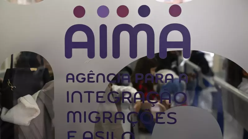 Fila da Imigração em Portugal: Estrangeiros Dormem na Calçada em Busca de Documentos