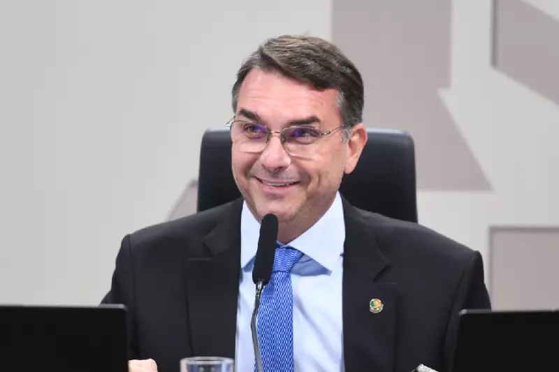 Flávio Bolsonaro Propõe Ataque Americano a Navios de Droga na Baía de Guanabara