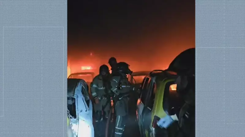Fogo Devasta Complexo do Alemão: Apartamento e Carros de Oficina Destruídos em Incêndio de Grandes Proporções