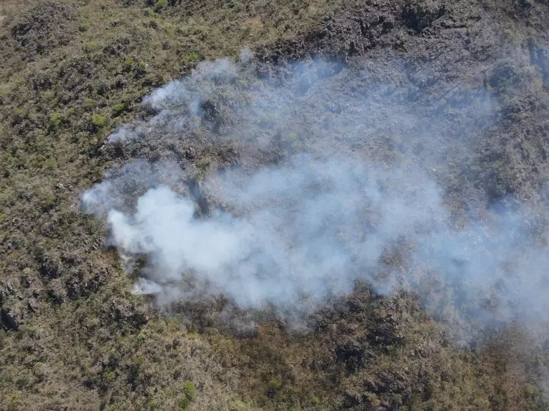 Fogo na Serra de São José: Bombeiros controlam incêndio em área ambiental de MG após batalha contra as chamas