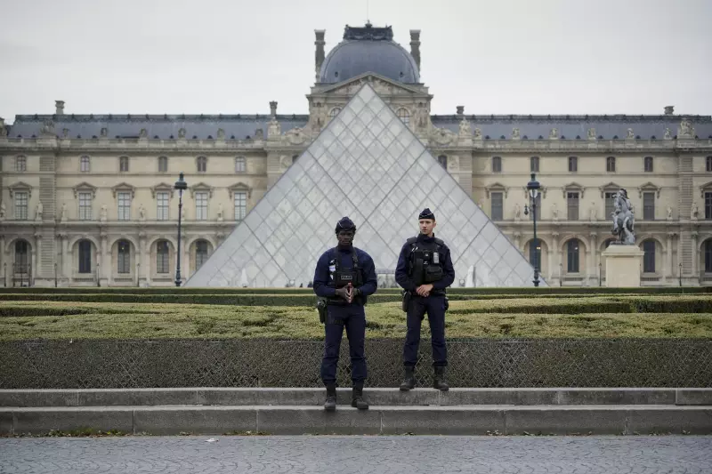 França prende nova leva de suspeitos por roubo milionário no Museu do Louvre