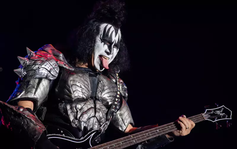 Gene Simmons, do Kiss, sofre acidente assustador após desmaiar ao volante nos EUA