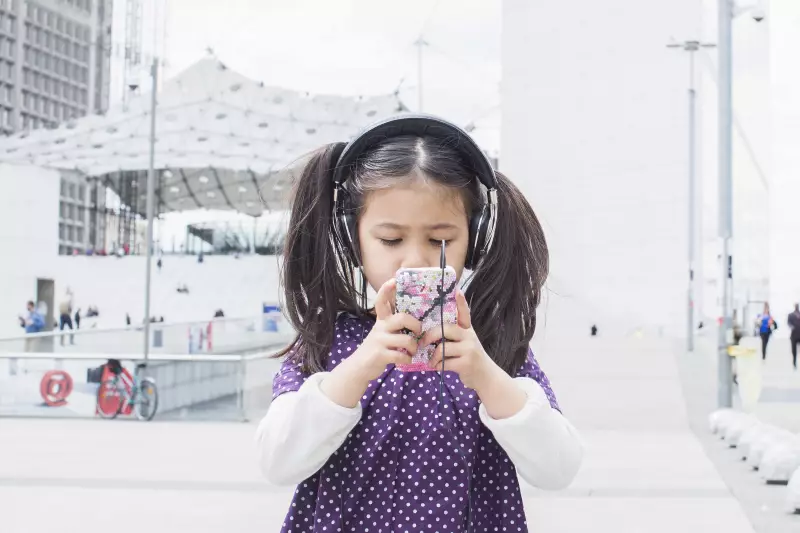 Geração Tela: Influenciadores Digitais Superam Filmes e Séries no Consumo Infantojuvenil