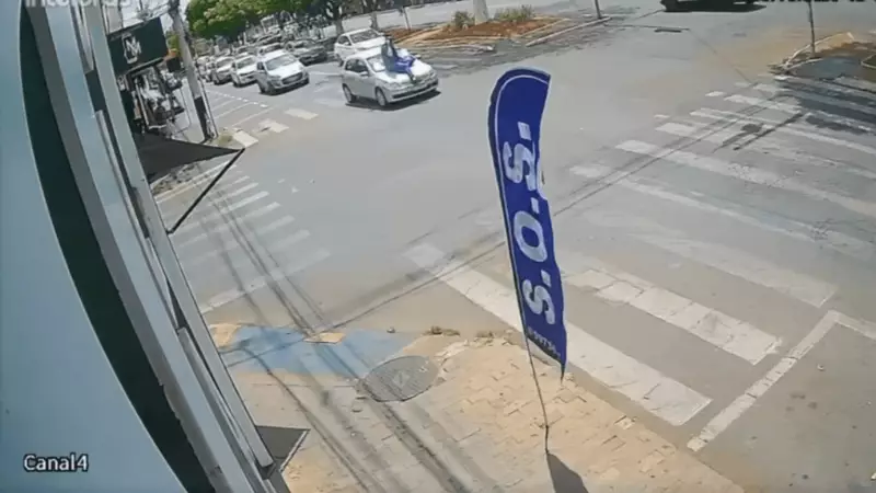 Homem dá passeio surreal no capô de carro por 700 metros após acidente em MG; veja o vídeo chocante
