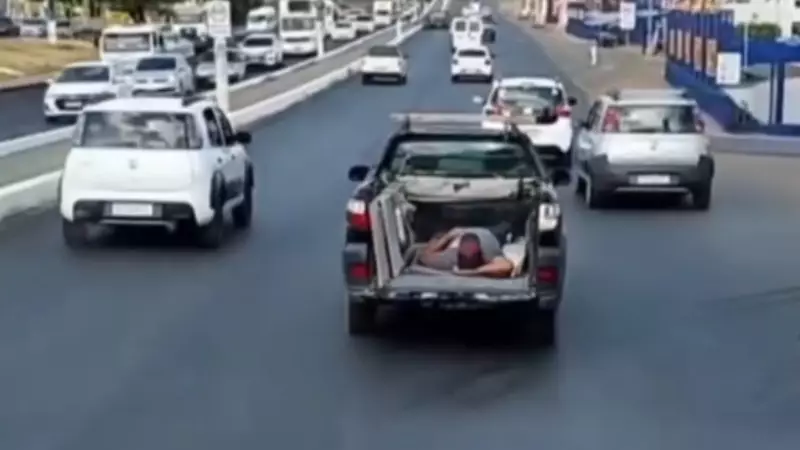 Homem tira cochilo na carroceria de carro em movimento no Ceará: infração é gravíssima e multa chega a R$ 293