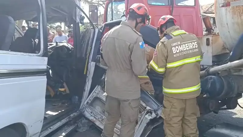 Idosa morre e onze ficam feridos em grave acidente entre van e caminhão na BR-101, em Campos