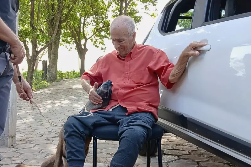 Idoso realiza sonho emocionante ao conhecer cadela do BAEP após frustração em terapia: 'Vai transmitir energia e esperança'