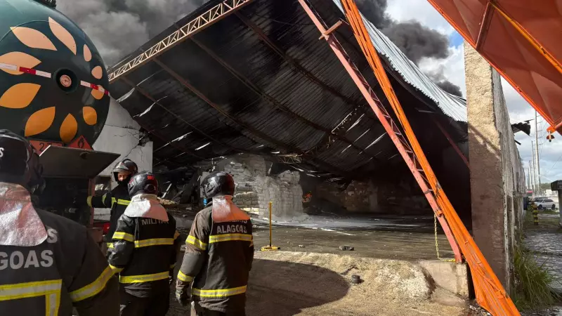 Incêndio de Grandes Proporções Consome Fábrica de Descartáveis em Maceió