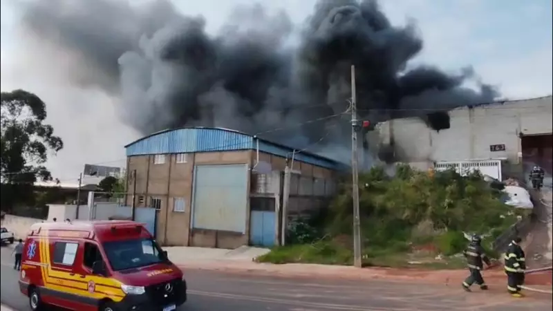 Incêndio de Grandes Proporções Consome Galpão de Reciclagem e Assusta Moradores em Bragança Paulista