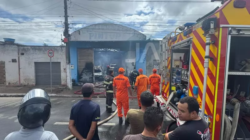 Incêndio de Grandes Proporções Consome Oficina Mecânica e Deixa Prejuízo na Casa de Arapiraca